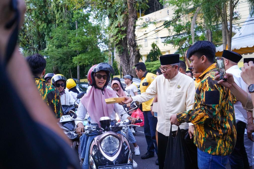 Golkar Sulsel Buka Puasa Bersama dan Bagi Takjil ke Masyarakat, Taufan Pawe Sampaikan Salam Airlangga Hartarto 